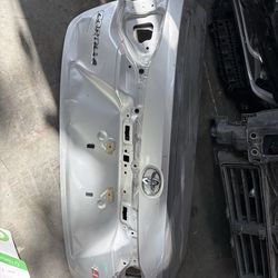 2020 totota corolla se trunk lid