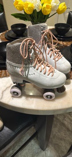 $10 Women’s/ Girls Skates Size 6