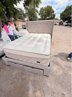 Queen bed 4 drawers for Storage.