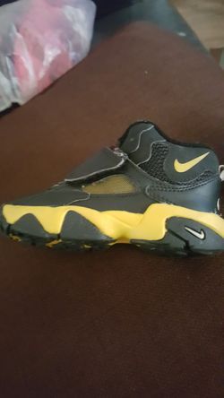 Toddler nike size 6c in black n gold