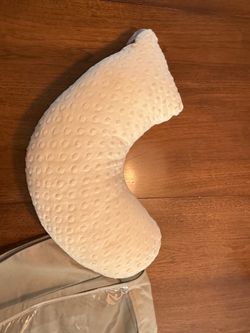 Luna lullaby travel nursing pillow