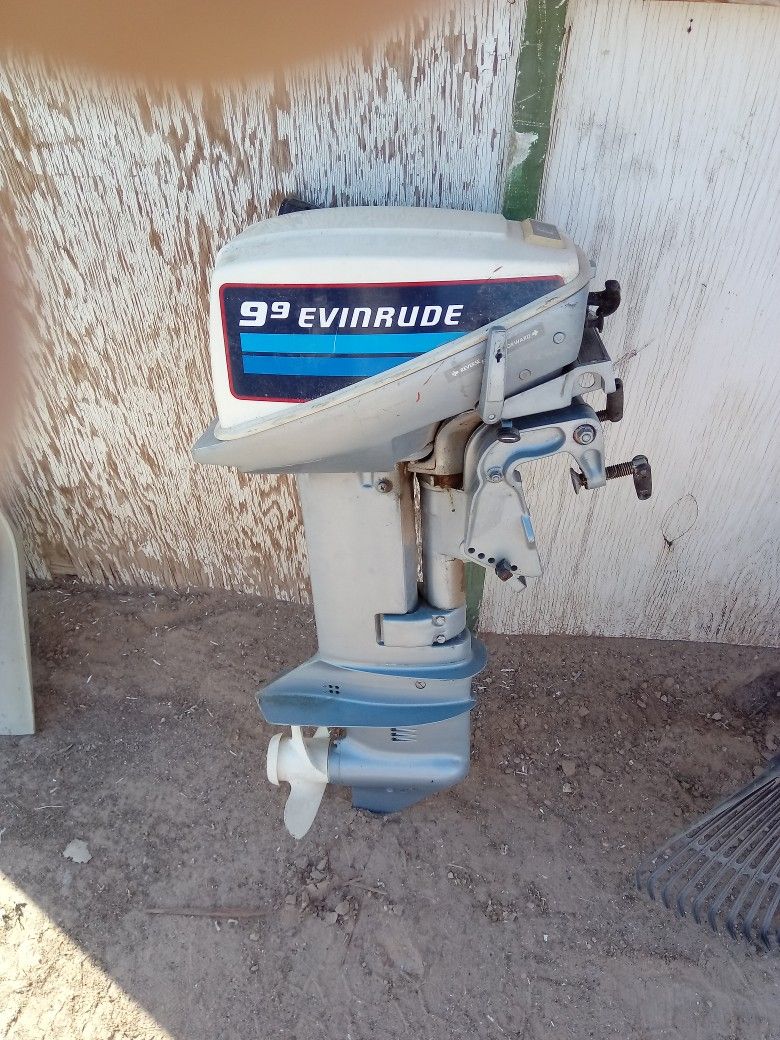 9.9 Evinrude Outboard Boat Motor. 