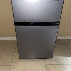 Artic King mini Fridge 