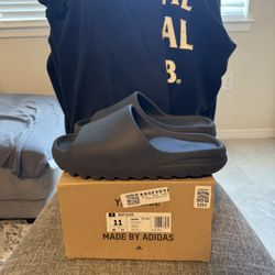 Yeezy slide Onyx Size 11