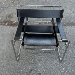 Knoll Marcel Breuer Black Leather and Steel Structure Wassily Armchair