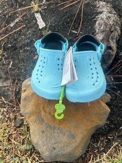BRAND NEW CROCS SIZE J2 NO BOX NEVER WORN
