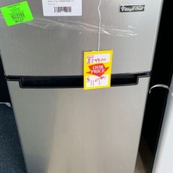 MAGIC CHEF HMDR320SE MINI FRIDGE  6 M
