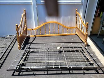 Wood Daybed with Pop-Up Trundle (NO MATTRESSES)