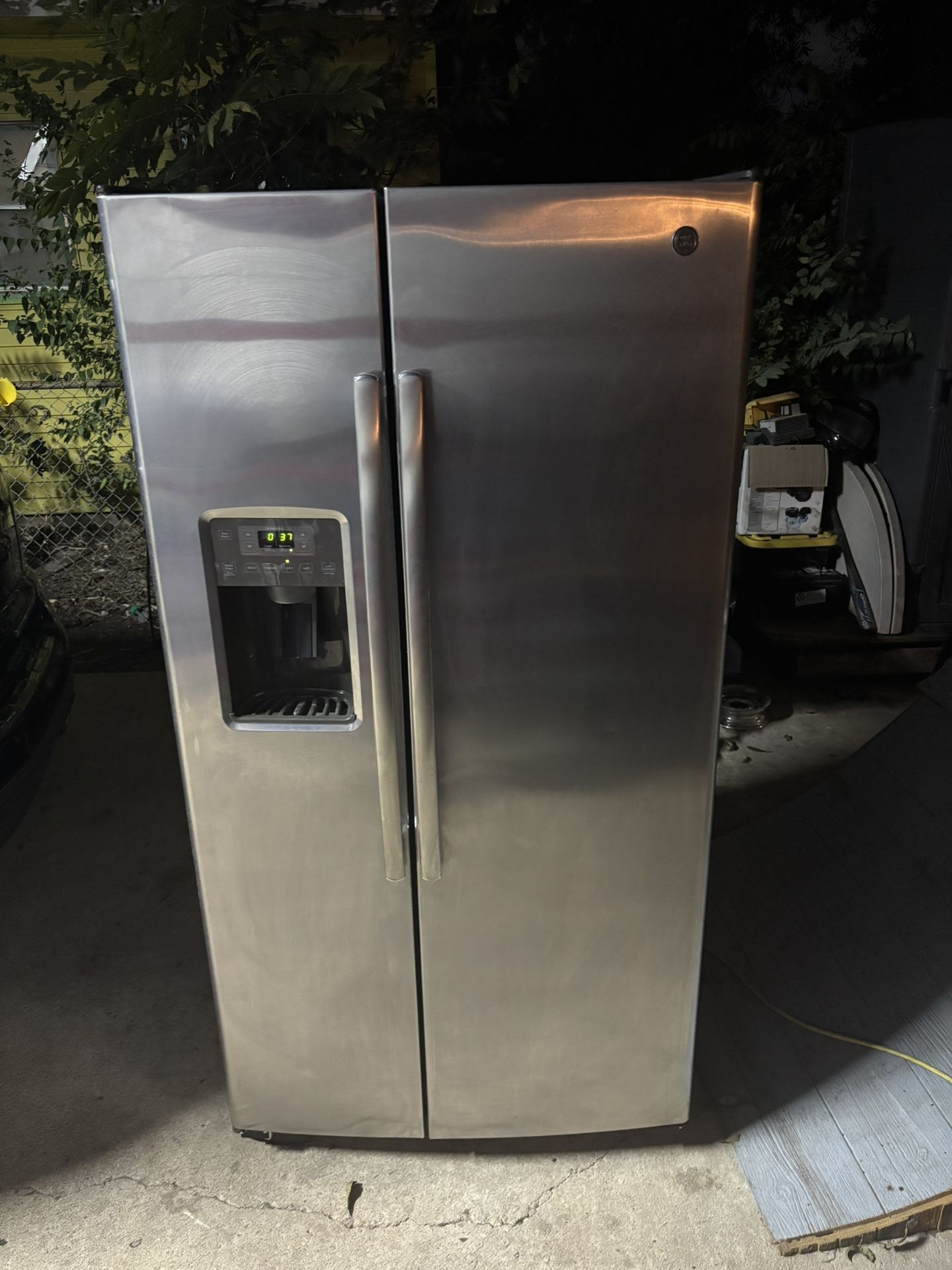 Side-by-side refrigerator GE