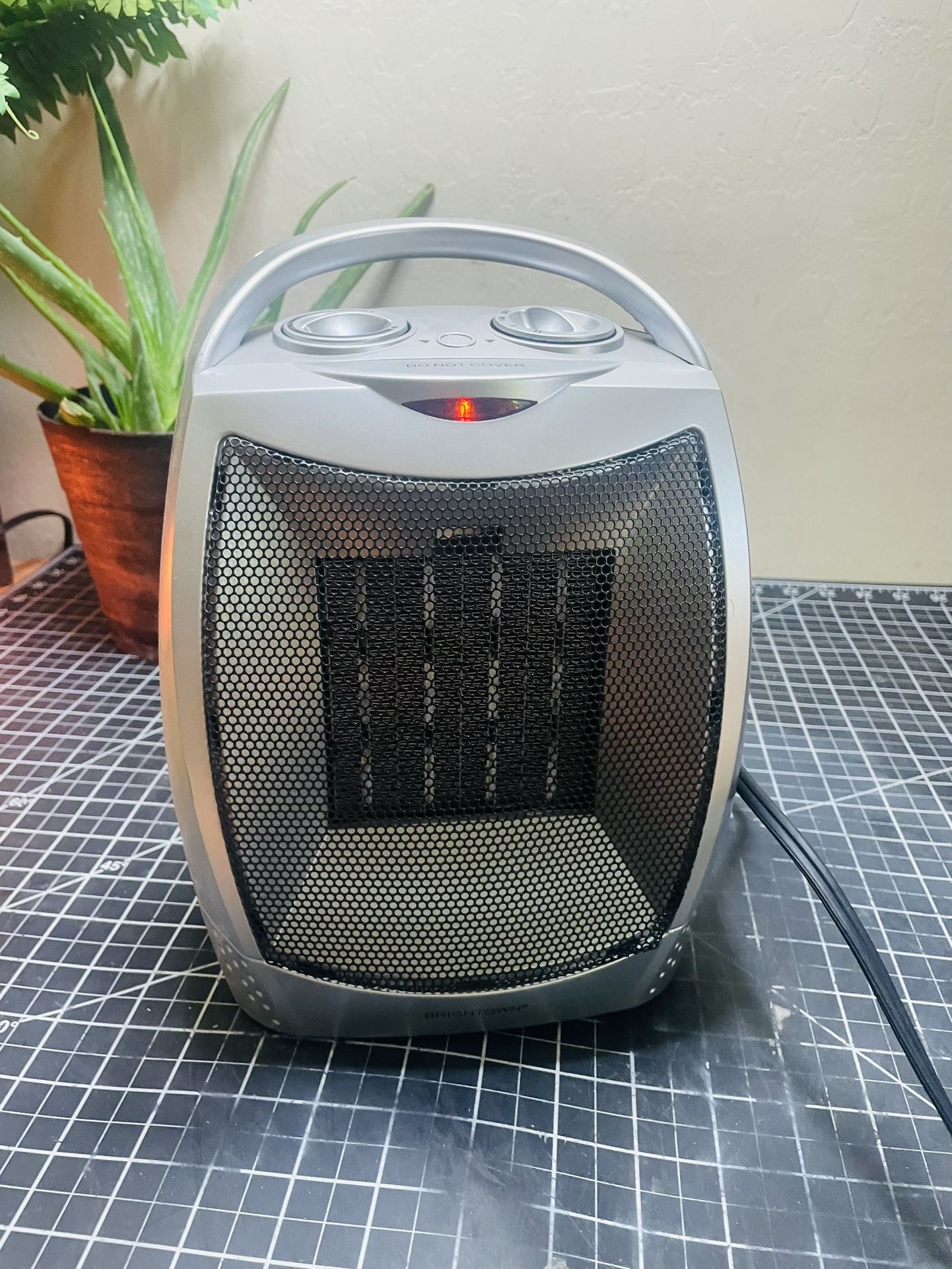 🔥 Portable Ceramic Space Heater - Perfect Gift 🎁 for Cozy Comfort 🖤 Compact & Powerful: Small but mighty - ideal for offices, kitchens, or any