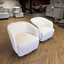 Delivery Available Henredon swivel chair set retails 600
