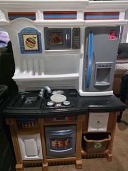 Children's play kitchen