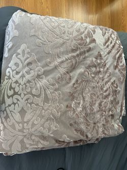 Elegant Patterned Blanket