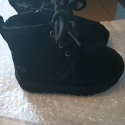 UGG'S Kid Boys Size 7 $25
