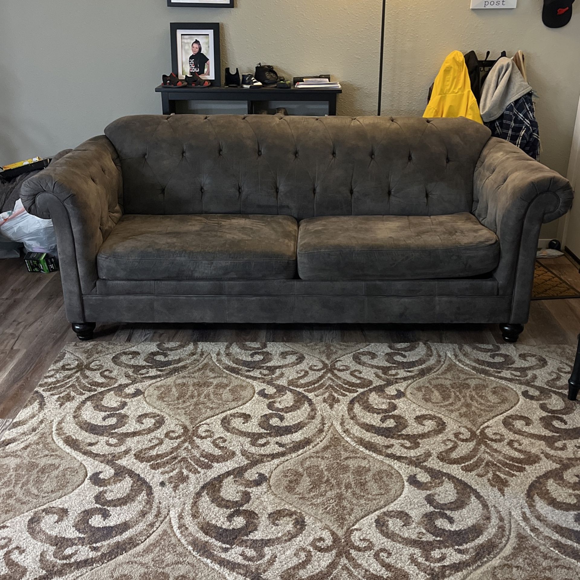 Sofa Couch That Is Gray