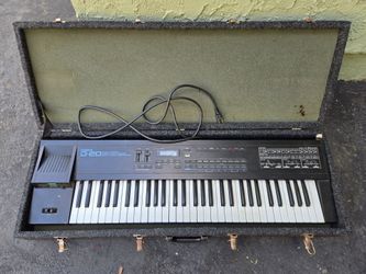 Roland D-20 Electric Keyboard w/ Case *DOES NOT POWER ON*