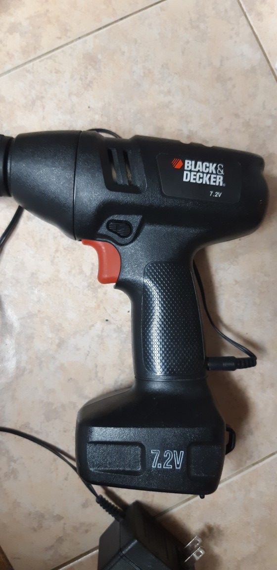 BLACK AND DECKER DRILL GUN WITH CHARGER