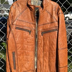 Chamarra de Piel Corrugada para Hombre – Color Café, Cierre con Zipper