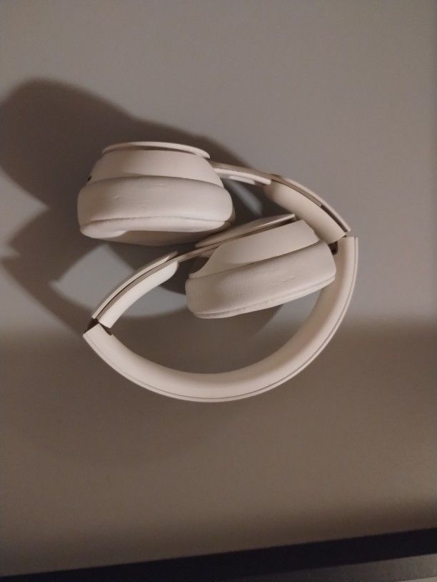 Beats Solo Pro, White