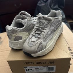 Kids Yeezy Boost 700