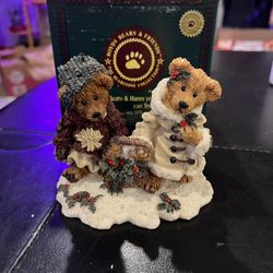 Boyds Bearstone Collection - Edmond & Bailey.. Gathering Holly - Style# 2240