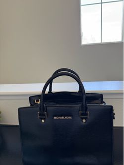 Micheal Kors purse no stains or rips like new