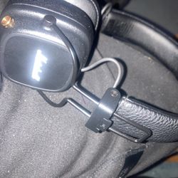 Marshall VI headphones