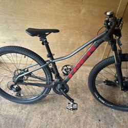 TREK MARLIN  HARD TAIL MOUNTAIN BIKE SIZE XS
