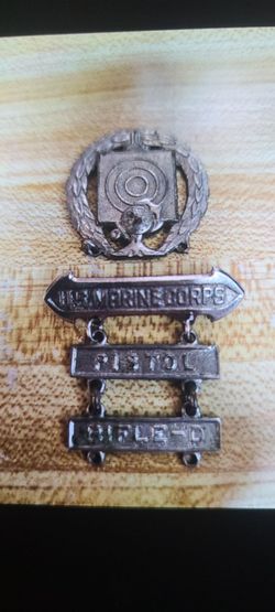 U.S. MARINE CORP VINTAGE ERA WORLD WAR 2 BADGES
