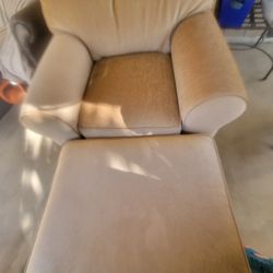 Lovely, clean Single seat Lounger couch with Footrest