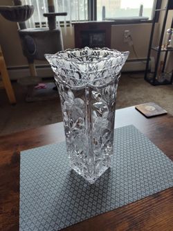 Vintage Exquisite Crystal Vase With Etched Flower Design