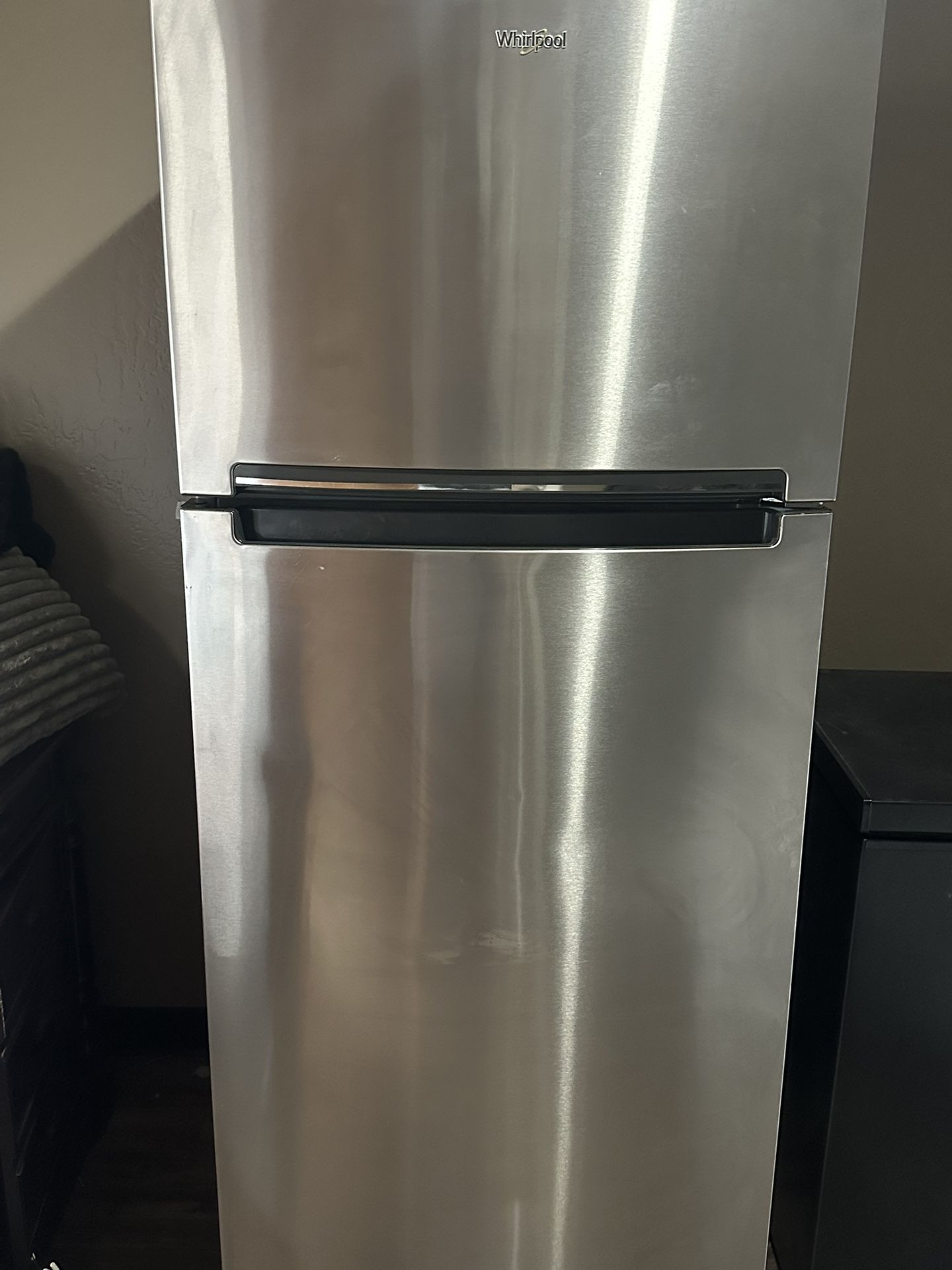 Whirlpool 18 Cu Ft Top freezer Like new!
