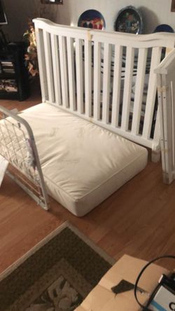 Infant/Toddler bed with Mattress