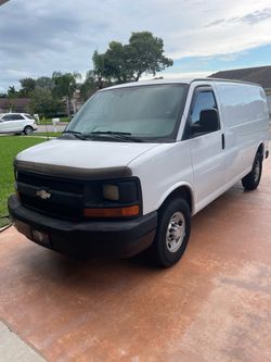 2015 Chevrolet Express 2500 Cargo van 95k mile 4.8 V8