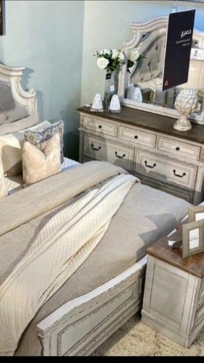 Realyn Chipped White Panel Bedroom Set 4-Piece Instock