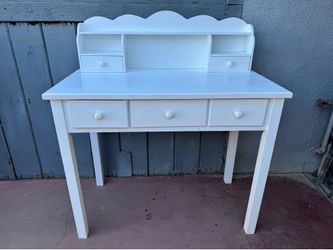White Vanity in very good condition with five drawers