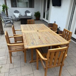 Outdoor extendable dining table