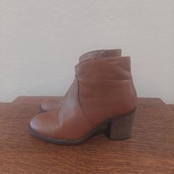 Weeboo Faux Leather Ankle Boots Zipper 
Women's Size 5.5