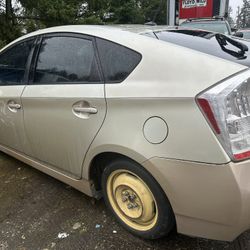 Prius 2017 For Parts  Or 600$ Cash
