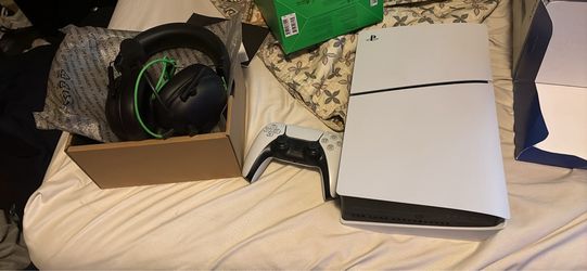 Selling 1tb ps5 and headset brand new barely used