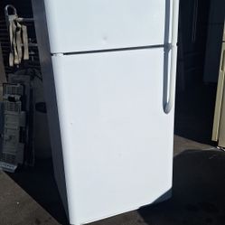 APARTMENT SIZE REFRIGERATOR 18CF.(DELIVERED)