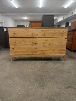 Read Listing - Wood 6 Drawer Dresser Chest