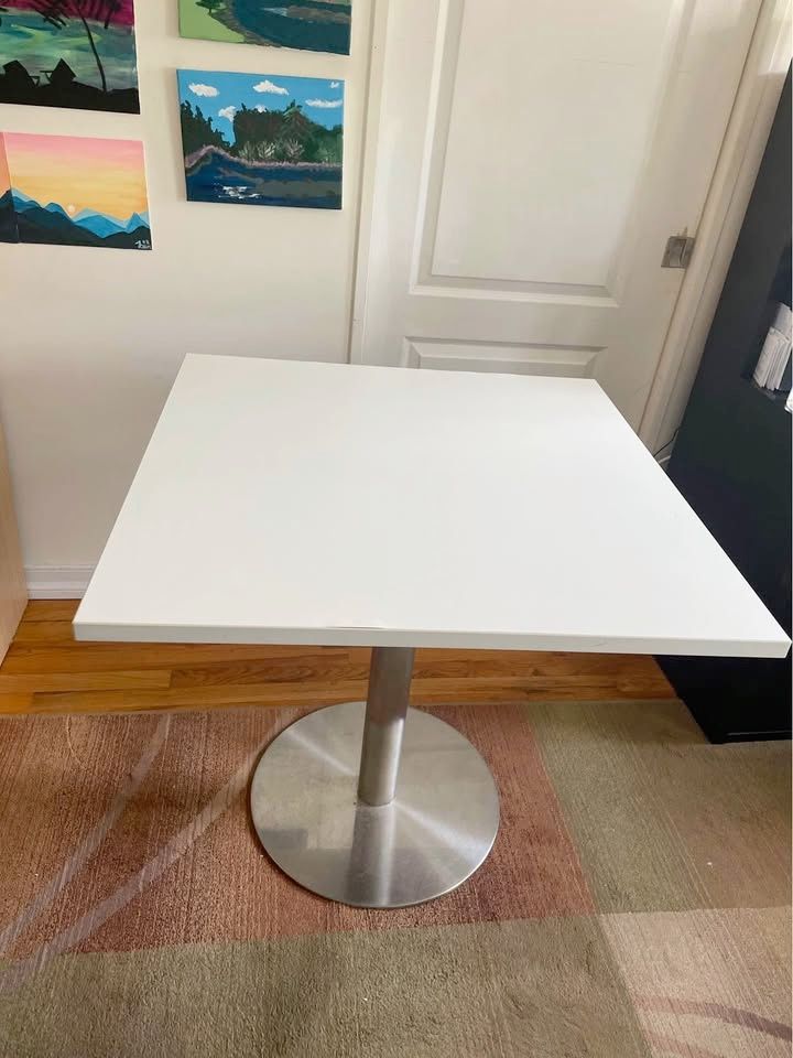 White Table And Chairs