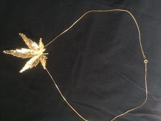 Golden leaf pendant/Broche with chain
