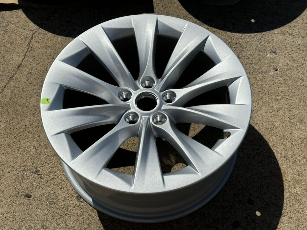 TESLA MODEL S WHEEL RIM SILVER 19” 1059337-00-A OEM 2016 2017 2018 2019 2020