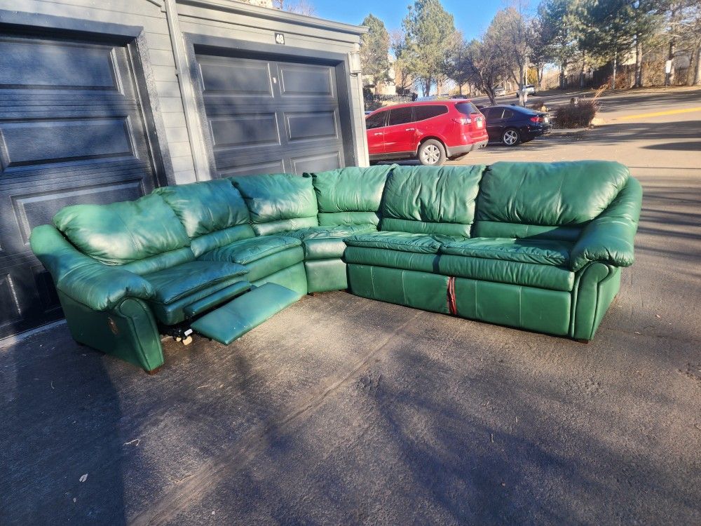 SECTIONAL COUCH!! WITH SLEEPER