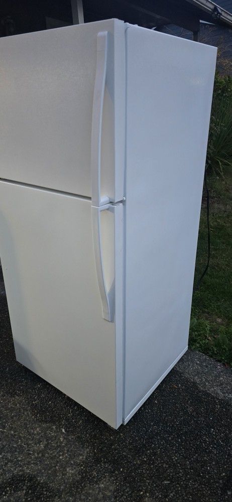 Whirlpool Fridge Size 28w 28d 62 1/2h) I Can Help You With Free Delivery Within 10 Miles Distance 