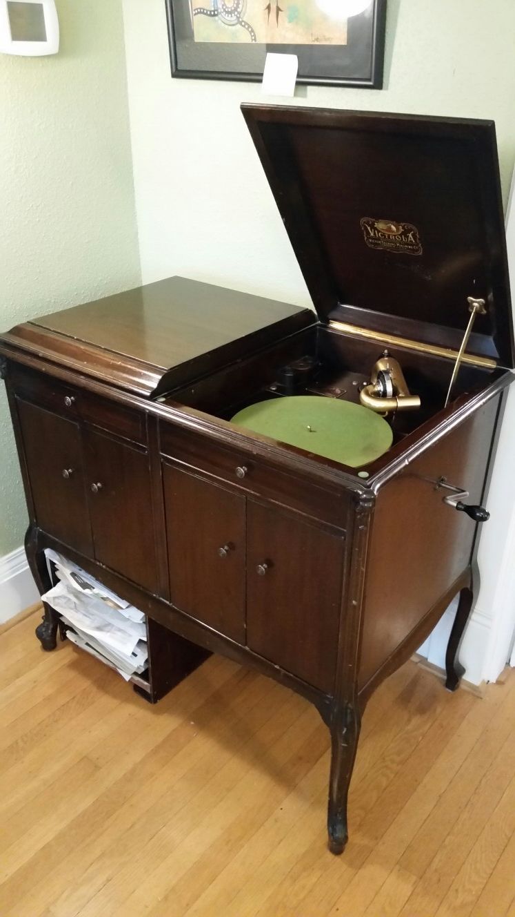 Victor Victrola VV-220 Record Player plus ~150 Vintage Records - Works Great