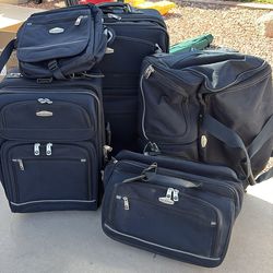 5 piece Ricardo luggage set