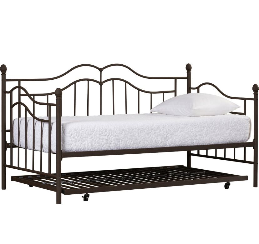 Daybed w/ memory foam mattress and pillow topper